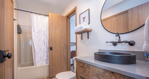 Combined shower/bathtub, hair dryer, towels, soap - REMODELED! 2B/2B, Deck off10th GOLF Green, Dog Friendly, Pool, WIFI, in Resort! (Galena)