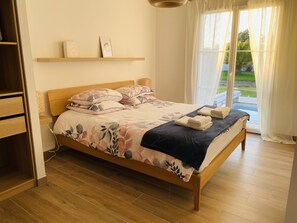 5 bedrooms, iron/ironing board, WiFi, bed sheets