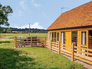 Outdoor dining - 1 bedroom accommodation in Fenny Compton, near Warwick (Fenny Compton, near Warwick)