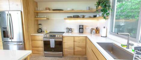 Een koelkast, een magnetron, een oven, een kookplaat