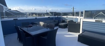 HOT TUB ON DECK, OCEAN VIEW, WALKING DISTANCE TO RESTAURANTS, BARS AND BOARDWALK