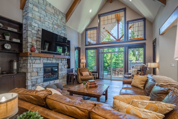 Smart TV, fireplace, books, stereo