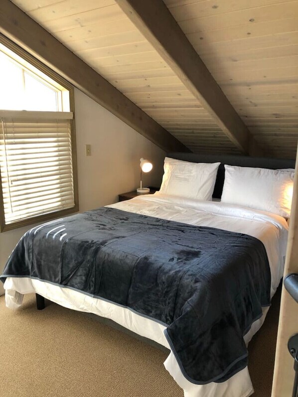 1 bedroom, desk, WiFi