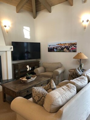 Televisie en een open haard