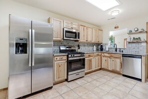 Fridge, microwave, oven, stovetop - 5 min  to Old Town - Prime location - Game Room - gated parking  (Albuquerque)