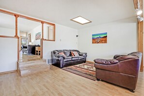 Smart TV - 5 min  to Old Town - Prime location - Game Room - gated parking  (Albuquerque)