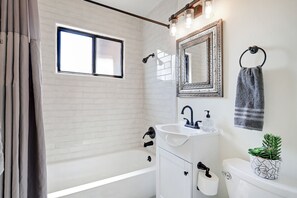 Combined shower/bathtub, hair dryer, towels, toilet paper - 5 min  to Old Town - Prime location - Game Room - gated parking  (Albuquerque)