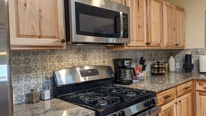 5 min  to Old Town - Prime location - Game Room - gated parking 