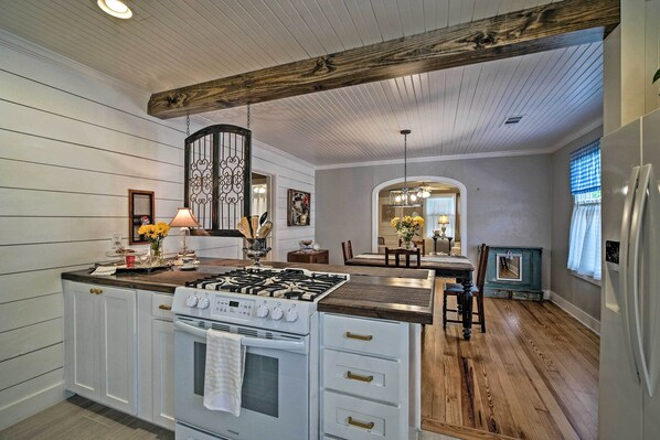 Cookware/dishes/utensils, paper towels, dining tables