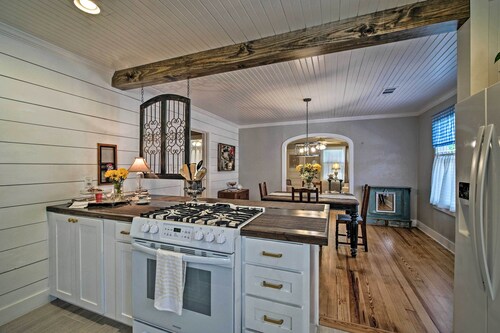 Pet-Friendly Brenham Cottage w/ Yard!