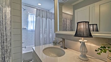 Articles de toilette gratuits, sèche-cheveux, serviettes fournies