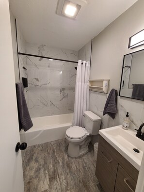 Badewanne, Haartrockner, Bidet, Handtücher