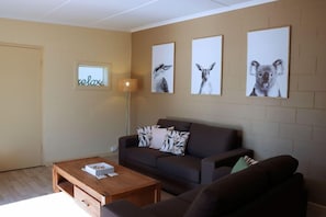 Smart TV - 2 bedroom pet friendly cottage right next to the lake (Barmera)