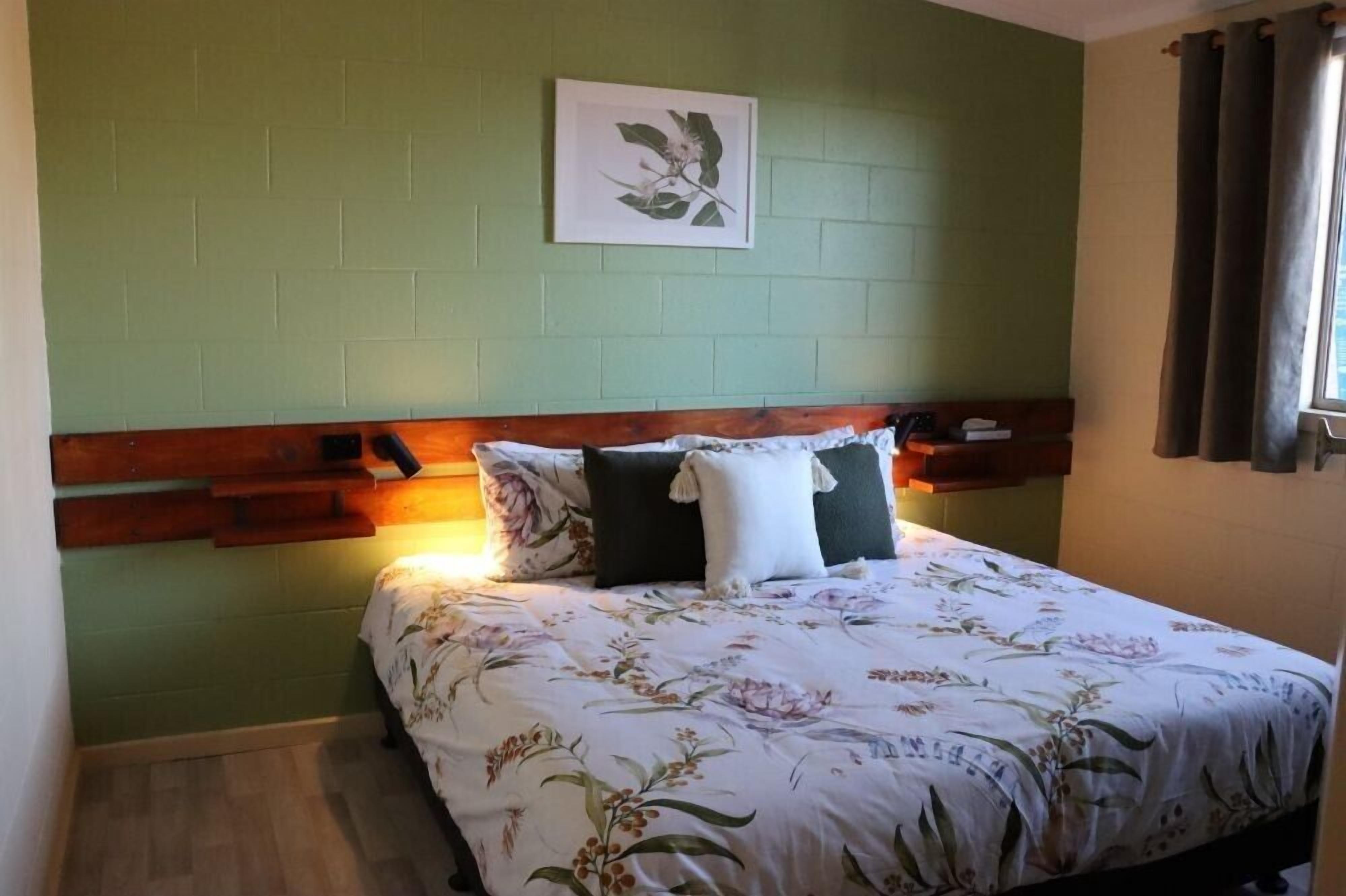 2 slaapkamers, een bureau, een strijkplank/strijkijzer, reisbedje