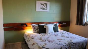 2 slaapkamers, een bureau, een strijkplank/strijkijzer, reisbedje