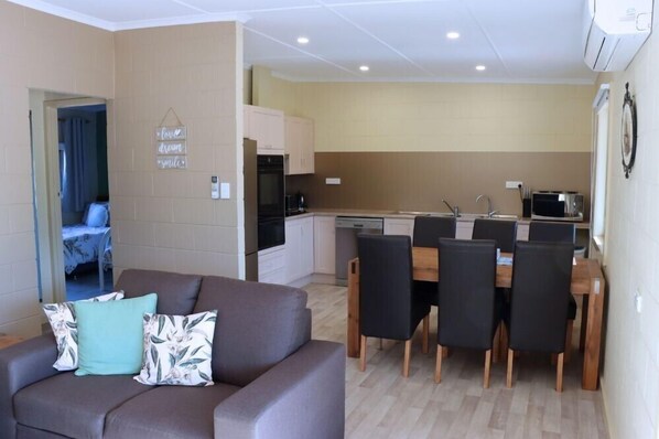 Interior - 2 bedroom pet friendly cottage right next to the lake (Barmera)