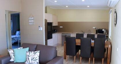 2 bedroom pet friendly cottage right next to the lake