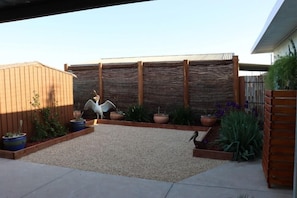 Property grounds - 2 bedroom pet friendly cottage right next to the lake (Barmera)