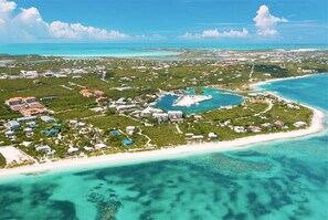 Playa en los alrededores, camastros y toallas de playa