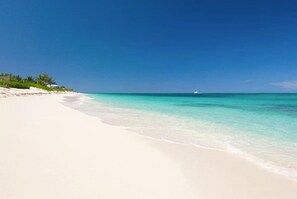 Playa en los alrededores, camastros y toallas de playa 