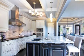 Fridge, microwave, oven, stovetop - Spacious and luxurious house on the lake, with guest boat slip and home theater (Wedowee)