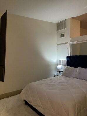 1 bedroom, desk, WiFi, bed sheets