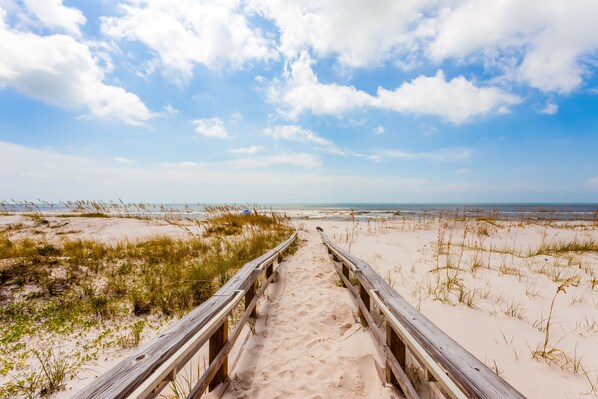 On the beach - Delightful, Dog-Friendly Beach House w/ a Furnished Deck, Free WiFi, Central A/C (Fort Morgan)