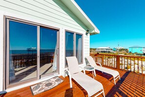 Terrace/patio - Delightful, Dog-Friendly Beach House w/ a Furnished Deck, Free WiFi, Central A/C (Fort Morgan)