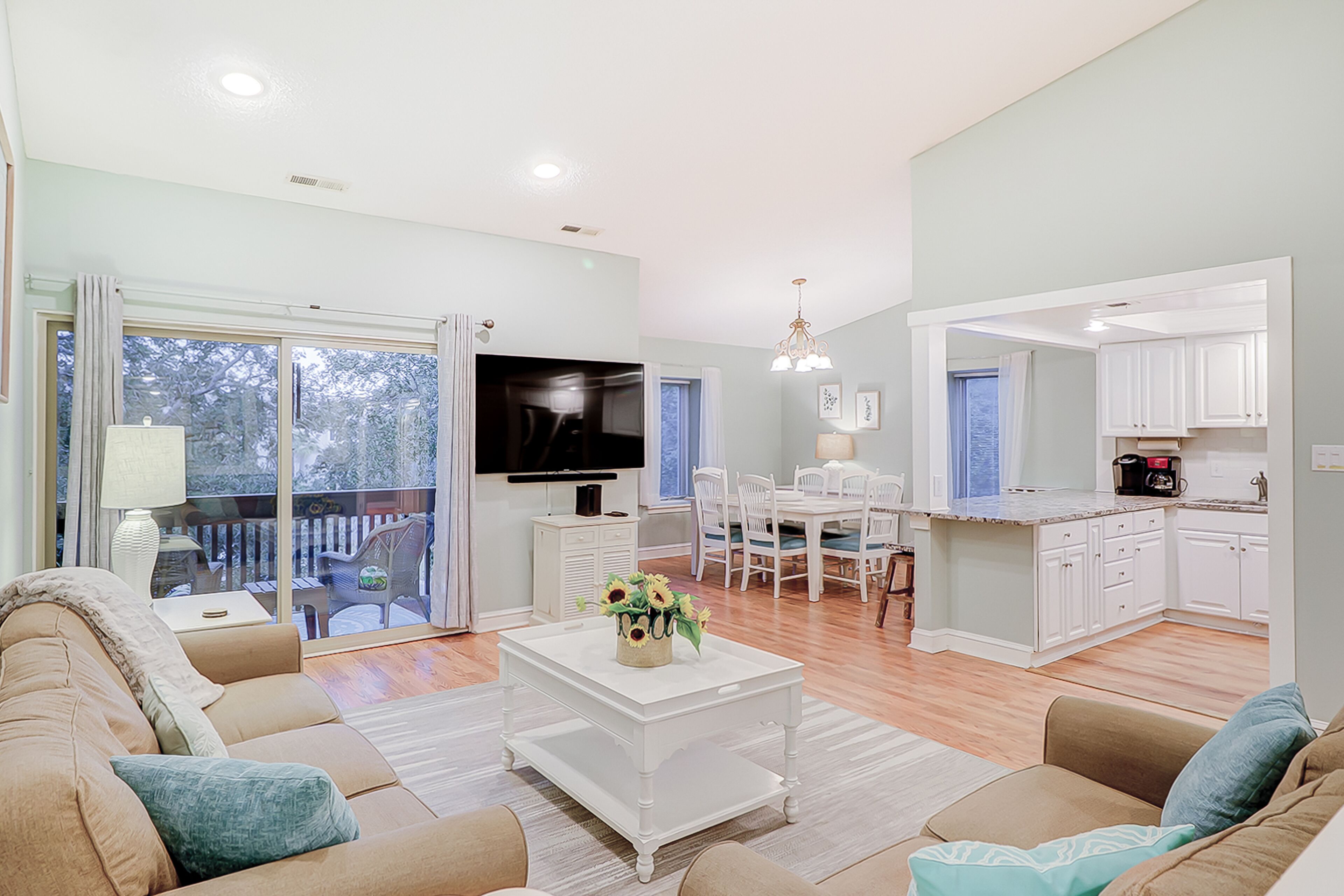 Charming & Spacious Getaway w/ a Furnished Balcony, Fast WiFi, & Full Kitchen