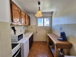 Kjøleskap, mikrobølgeovn, ovn og brødrister