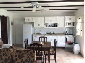 ثلاجة، ميكروويف، فرن، موقد طهي مسطح