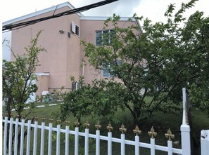 المنطقة المحيطة بالمنشأة