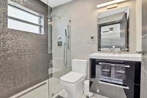 Shower - Dania Beach House, 5 mins from Beach & Airport (Dania Beach)