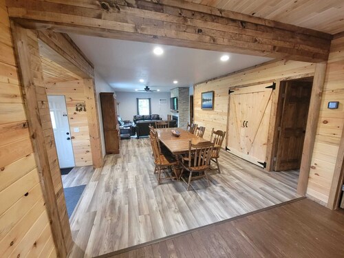 Liberty Cabin, 3 blocks from Lake Superior, near Pictured Rocks and trail access