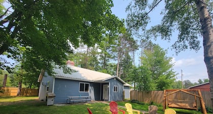 Liberty Cabin, 3 blocks from Lake Superior, near Pictured Rocks and trail access