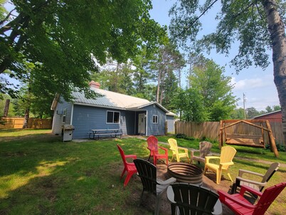 Liberty Cabin, 3 blocks from Lake Superior, near Pictured Rocks and trail access