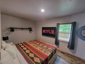 3 bedrooms, free WiFi, bed sheets - Liberty Cabin, 3 blocks from Lake Superior, near Pictured Rocks and trail access (AU TRAIN)