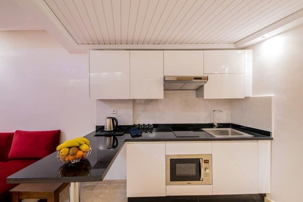 Oven, cookware/dishes/utensils, dining tables