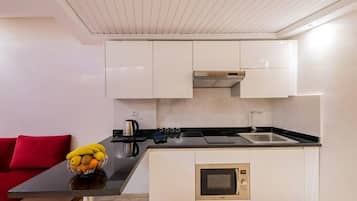 Ofen, Kochgeschirr/Geschirr/Besteck, Esstisch