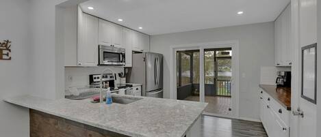 Réfrigérateur, micro-ondes, four, plaque de cuisson