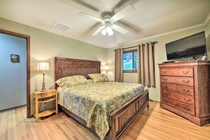 3 bedrooms, laptop workspace, iron/ironing board, Internet