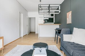 TV, stereo - Lovely Landstraße 1BR w/ Elevator & Rooftop Pool, near U3, by Blueground (Vienna)