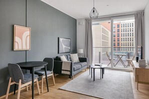 TV, stereo - Lovely Landstraße 1BR w/ Elevator & Rooftop Pool, near U3, by Blueground (Vienna)