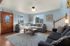 TV, fireplace - OCEANS OF LOVIN` at Seaside Beach - Peek of Ocean 150ft to Beach (Seaside)
