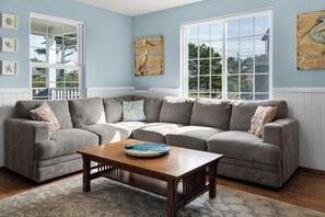 TV, fireplace - OCEANS OF LOVIN` at Seaside Beach - Peek of Ocean 150ft to Beach (Seaside)