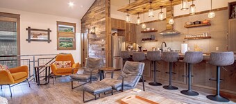 DT Ketchum - Chill, Two-Story Getaway w/ a Gourmet Kitchen - Walk Downtown & to River Run Lifts