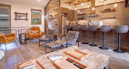 DT Ketchum - Chill, Two-Story Getaway w/ a Gourmet Kitchen - Walk Downtown & to River Run Lifts