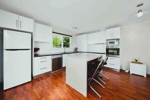 Fridge, microwave, oven, stovetop - "Baker's Cottage" in Historic Richmond, Sleeps 6. (Richmond)