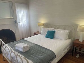 3 bedrooms, desk, iron/ironing board, travel crib - "Baker's Cottage" in Historic Richmond, Sleeps 6 (Richmond)
