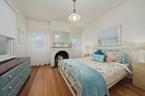 3 bedrooms, desk, iron/ironing board, travel cot - "Baker's Cottage" in Historic Richmond, Sleeps 6. (Richmond)